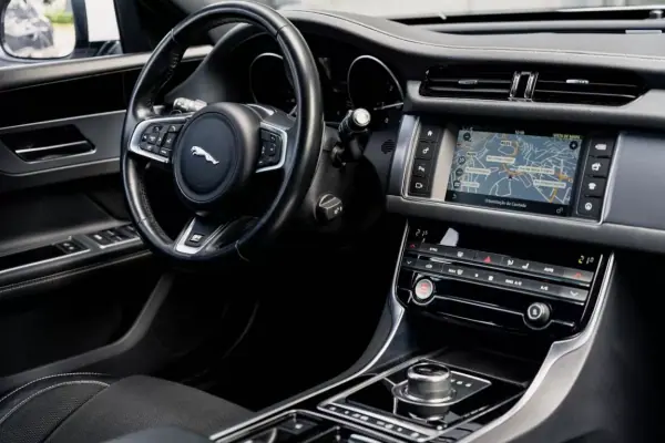 Jaguar XF 2017 - 22990 EUR, 145800 km - AUTO.MOTO.pt - 145800km - foto 29 de 55