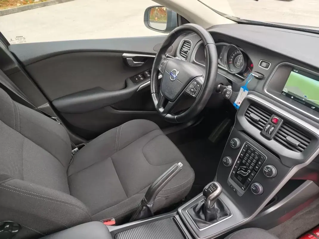 Volvo V40 2014 - 9900 EUR, 177500 km - AUTO.MOTO.pt - 177500km - foto 5 de 19