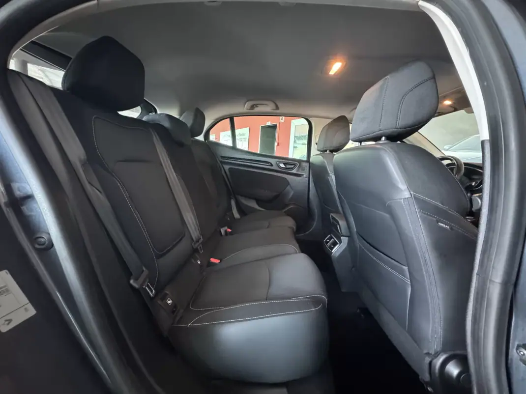 Renault Mégane 2016 - 12990 EUR, 137575 km - AUTO.MOTO.pt - 137575km - foto 12 de 20