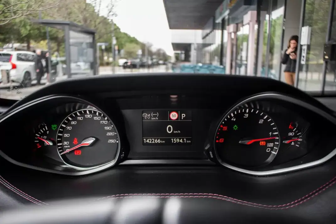 Peugeot 308 2020 - 17990 EUR, 142466 km - AUTO.MOTO.pt - 142466km - foto 19 de 45