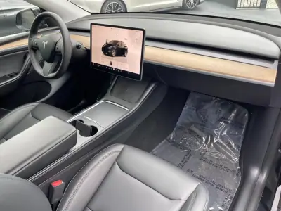 Tesla Model Y 2022 - 39900 EUR, 39000 km - 39000km - foto 9 de 11