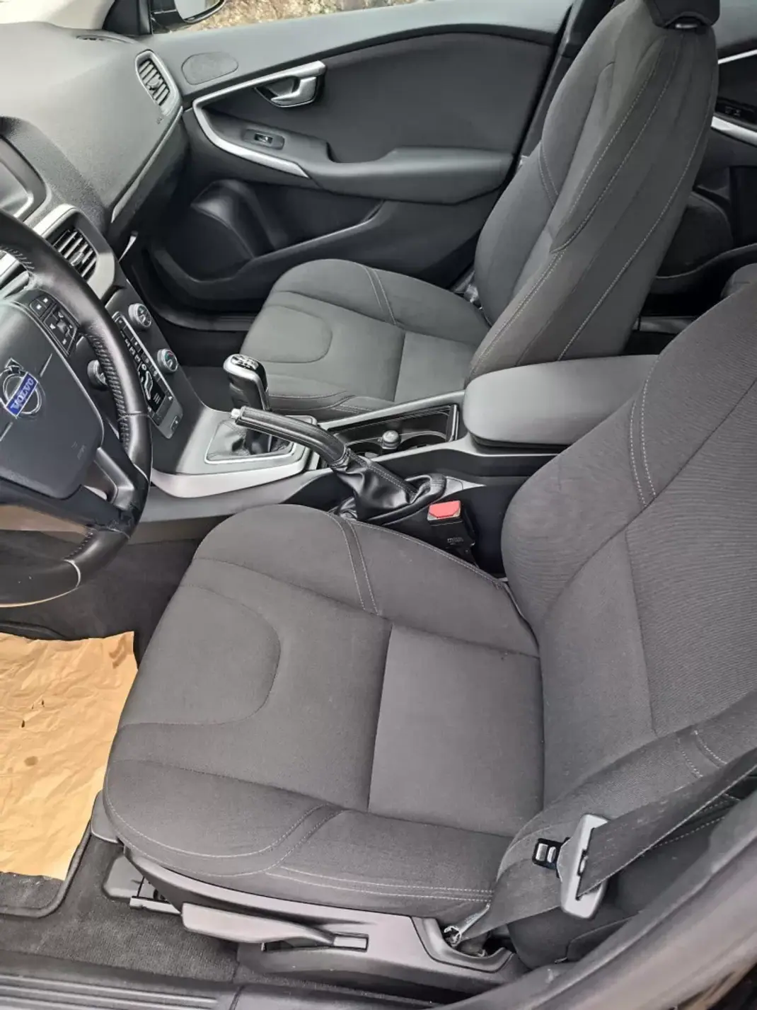 Volvo V40 2017 - 12850 EUR, 130000 km - AUTO.MOTO.pt - 130000km - foto 10 de 14