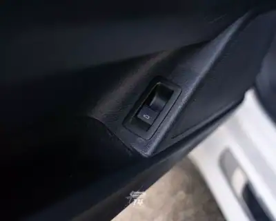 Volkswagen Scirocco 2013 - 16990 EUR, 153299 km - AUTO.MOTO.pt - 153299km - foto 28 de 49