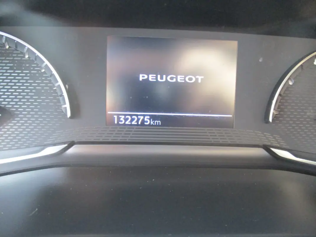 Peugeot 2008 2022 - 15790 EUR, 132275 km - 132275km - foto 6 de 21
