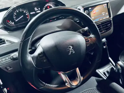 Peugeot 208 2017 - 8990 EUR, 100342 km - AUTO.MOTO.pt - 100342km - foto 21 de 33