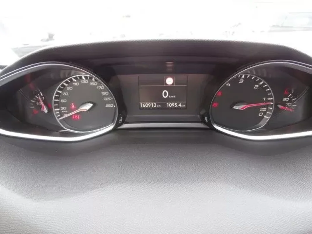 Peugeot 308 2019 - 15250 EUR, 160913 km - AUTO.MOTO.pt - 160913km - foto 24 de 37