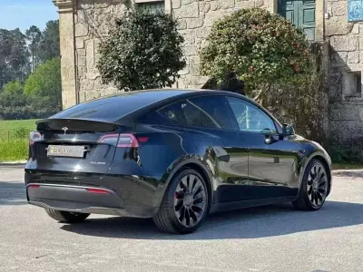 Tesla Model Y 2022 - 39999 EUR, 101000 km - AUTO.MOTO.pt - 101000km - foto 10 de 23