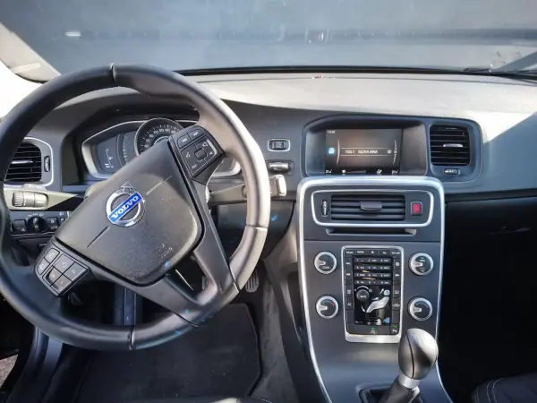 Volvo V60 2014 - 12900 EUR, 172000 km - AUTO.MOTO.pt - 172000km - foto 11 de 24