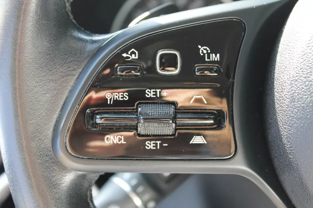 Mercedes-Benz C 300 2020 - 28990 EUR, 128000 km - AUTO.MOTO.pt - 128000km - foto 26 de 36