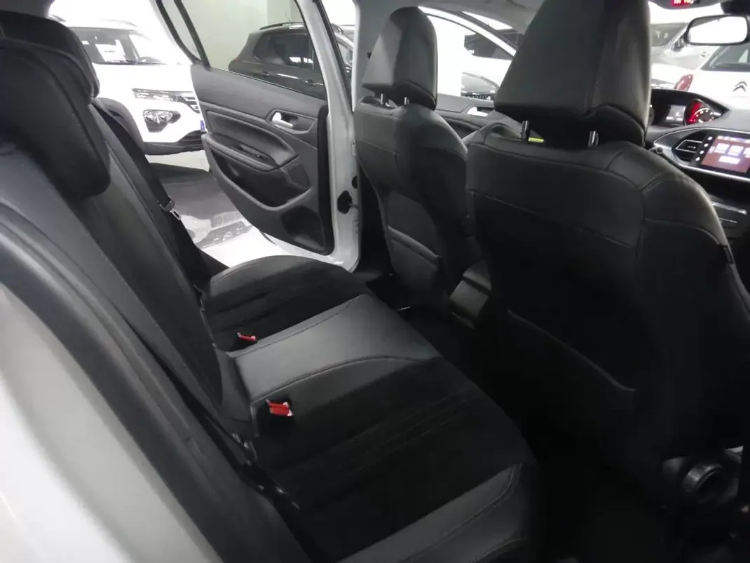 Peugeot 308 2016 - 10500 EUR, 136000 km - AUTO.MOTO.pt - 136000km - foto 17 de 26