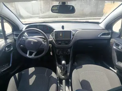 Peugeot 208 2019 - 11900 EUR, 104199 km - AUTO.MOTO.pt - 104199km - foto 21 de 26