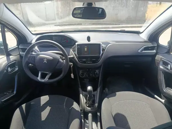 Peugeot 208 2019 - 11900 EUR, 104199 km - AUTO.MOTO.pt - 104199km - foto 21 de 26