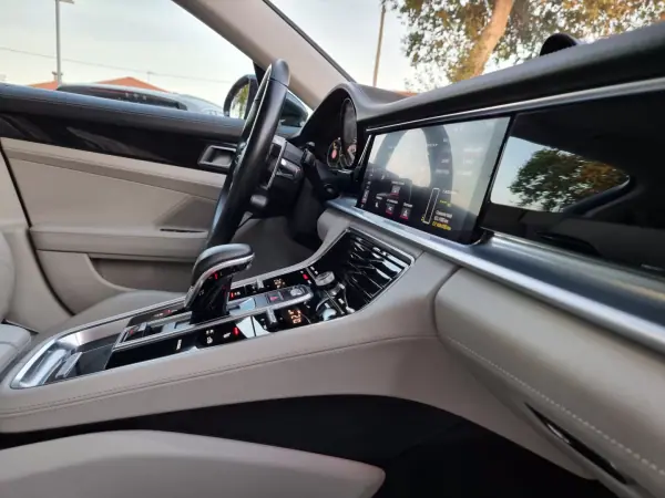 Porsche Panamera Sport Turismo 2018 - 84990 EUR, 147000 km - AUTO.MOTO.pt - 147000km - foto 41 de 50