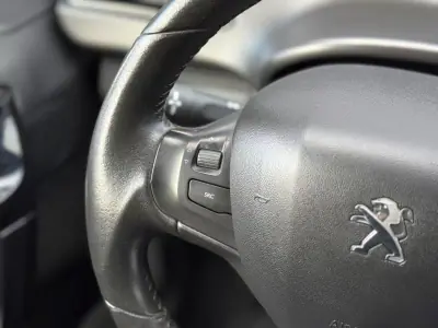 Peugeot 208 2016 - 8900 EUR, 178000 km - AUTO.MOTO.pt - 178000km - foto 15 de 21