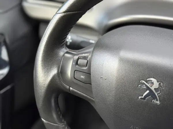 Peugeot 208 2016 - 8900 EUR, 178000 km - AUTO.MOTO.pt - 178000km - foto 15 de 21