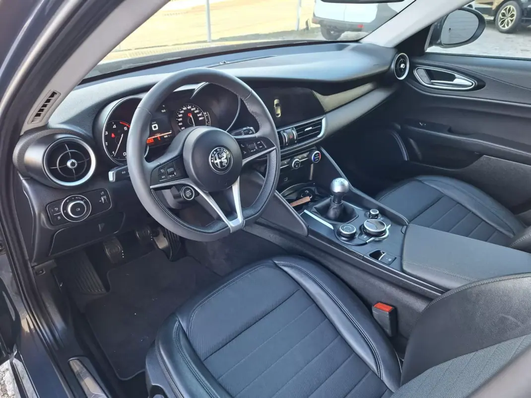 Alfa Romeo Giulia 2018 - 19990 EUR, 123965 km - AUTO.MOTO.pt - 123965km - foto 7 de 17