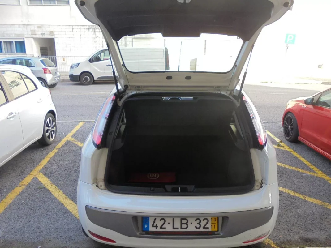Fiat Punto 2010 - 5900 EUR, 147000 km - AUTO.MOTO.pt - 147000km - foto 13 de 28