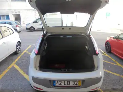 Fiat Punto 2010 - 5900 EUR, 147000 km - AUTO.MOTO.pt - 147000km - foto 13 de 28