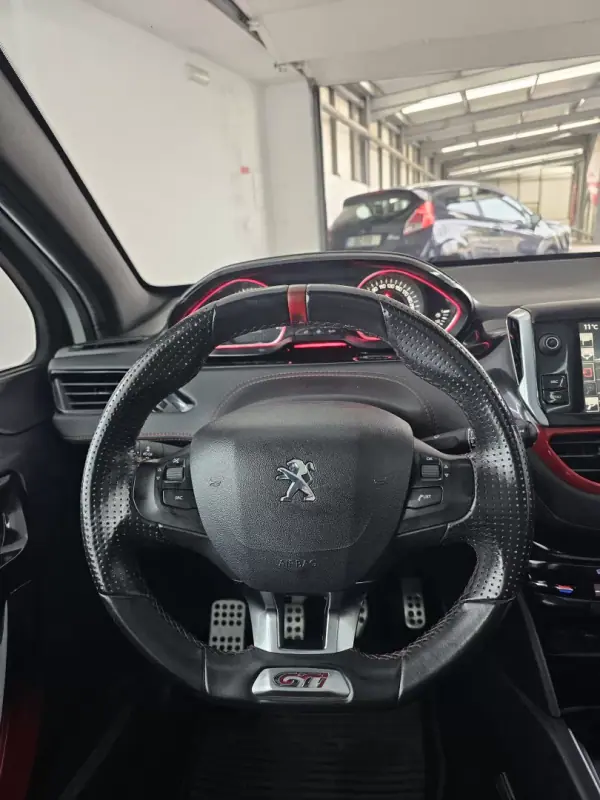 Peugeot 208 2015 - 16650 EUR, 121757 km - AUTO.MOTO.pt - 121757km - foto 30 de 38