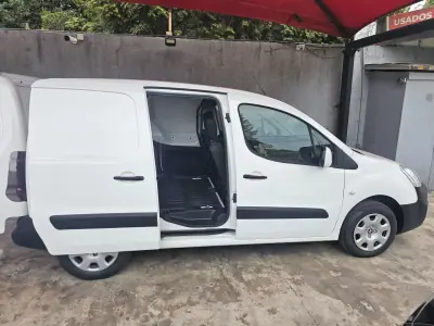 Peugeot Partner 3 lugares Longa 2017 - 8750 EUR, 234000 km - AUTO.MOTO.pt - 234000km - foto 8 de 12