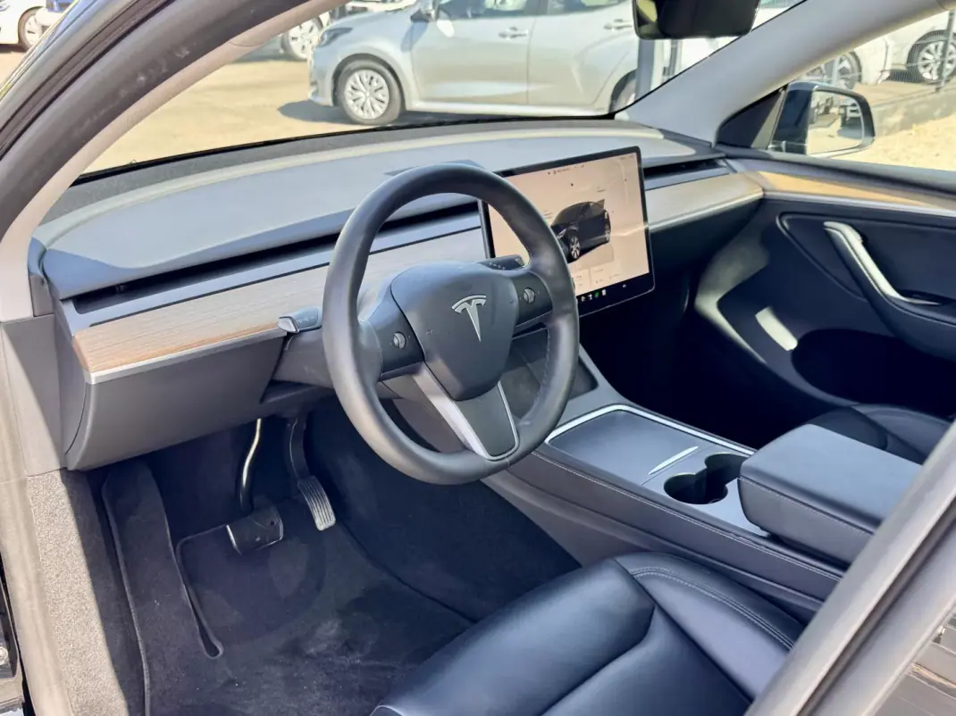Tesla Model Y 2023 - 32990 EUR, 130000 km - 130000km - foto 8 de 18