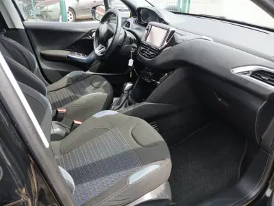 Peugeot 208 2013 - 7450 EUR, 80448 km - AUTO.MOTO.pt - 80448km - foto 21 de 25
