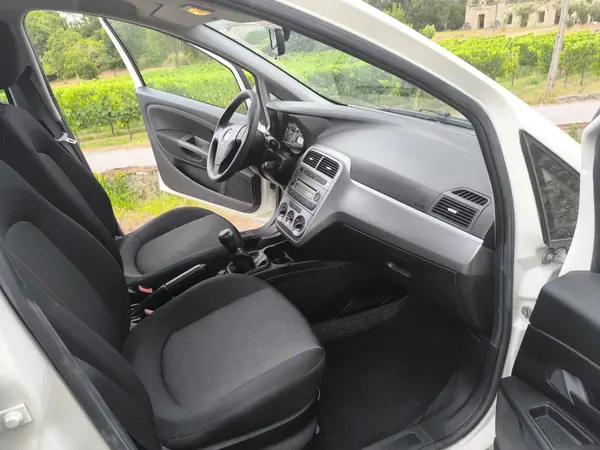 Fiat Grande Punto 2013 - 6000 EUR, 179000 km - AUTO.MOTO.pt - 179000km - foto 10 de 10