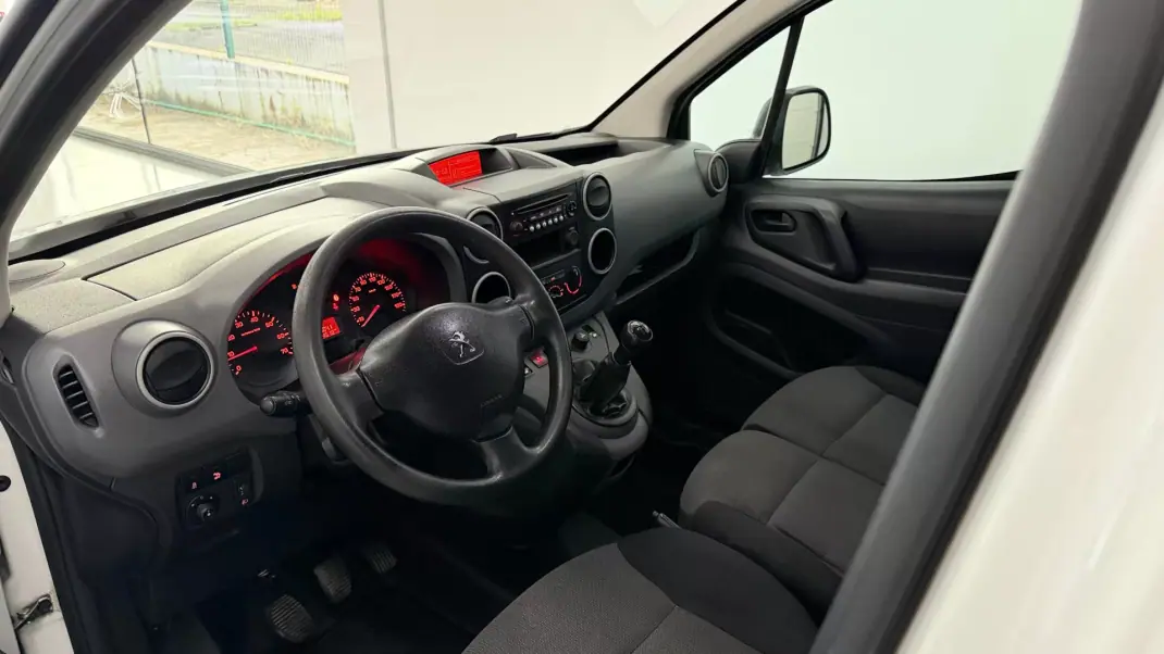Peugeot PARTNER GIRAFON 2018 - 7990 EUR, 230000 km - AUTO.MOTO.pt - 230000km - foto 11 de 20