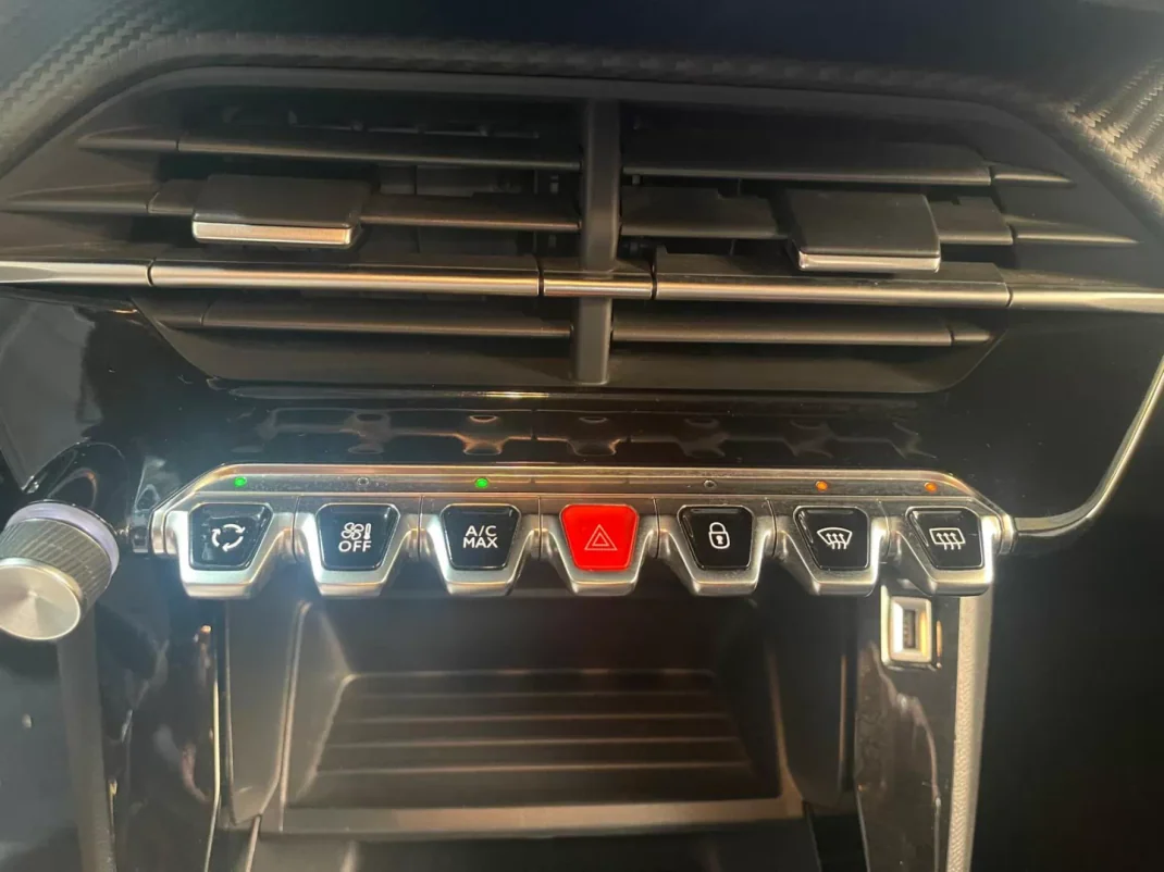 Peugeot 208 2023 - 14900 EUR, 44000 km - AUTO.MOTO.pt - 44000km - foto 43 de 47