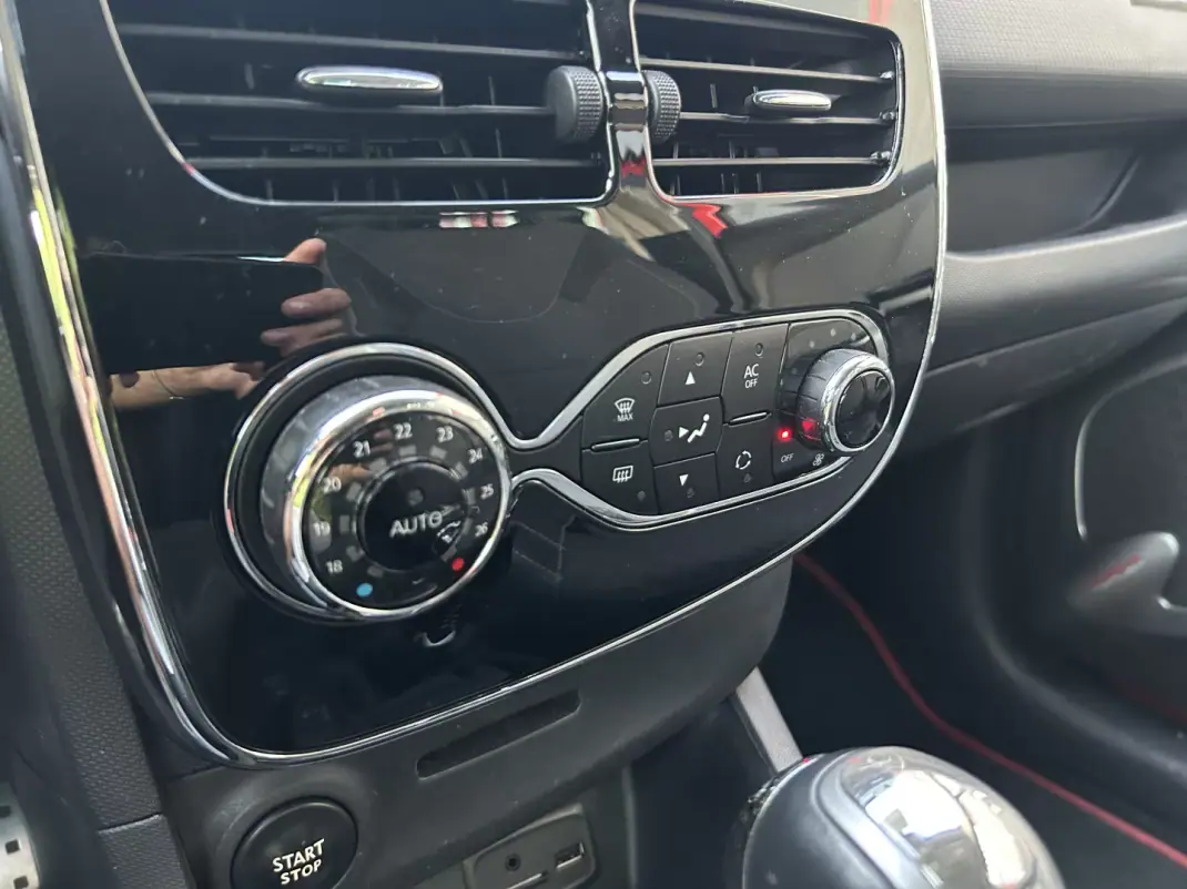 Renault Clio 2014 - 10947 EUR, 134000 km - AUTO.MOTO.pt - 134000km - foto 21 de 23