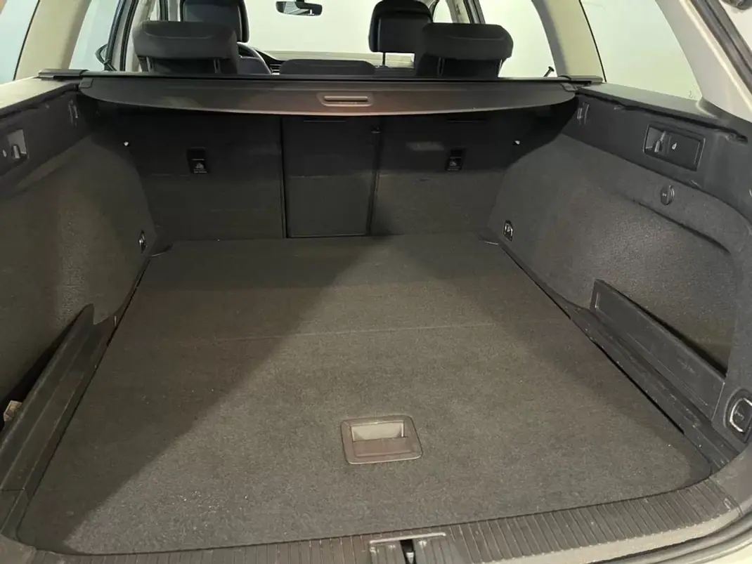 Volkswagen Passat Variant 2019 - 15750 EUR, 257000 km - AUTO.MOTO.pt - 257000km - foto 31 de 33
