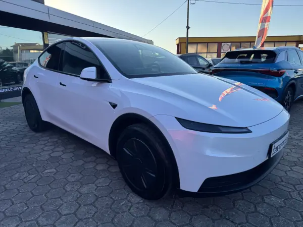 Tesla Model Y 2026 - 44900 EUR, 100 km - AUTO.MOTO.pt - 100km - foto 2 de 31