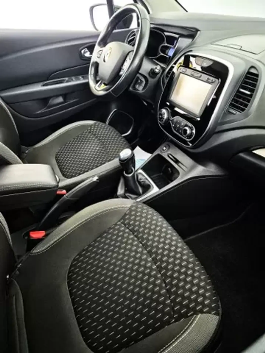 Renault Captur 2018 - 13750 EUR, 50000 km - 50000km - foto 7 de 11