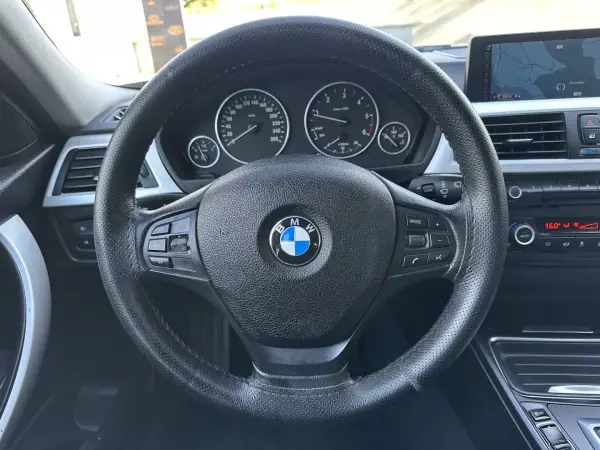 BMW 320 2013 - 12900 EUR, 228000 km - AUTO.MOTO.pt - 228000km - foto 29 de 57
