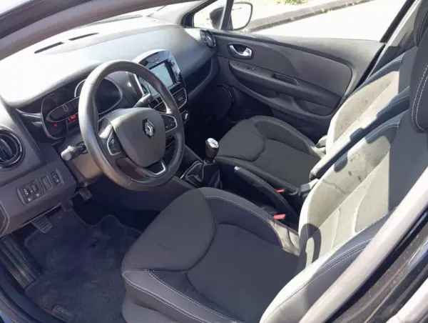 Renault Clio Sport Tourer 2019 - 9999 EUR, 186806 km - AUTO.MOTO.pt - 186806km - foto 10 de 29