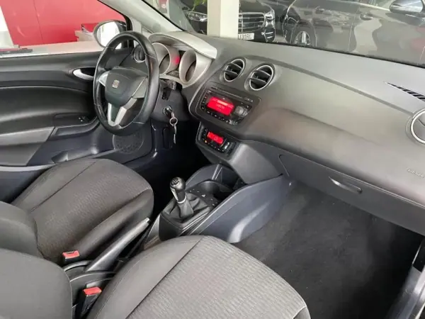 SEAT Ibiza 2011 - 7490 EUR, 134000 km - AUTO.MOTO.pt - 134000km - foto 31 de 34