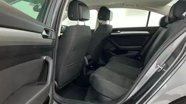 Volkswagen Passat 2016 - 9250 EUR, 190000 km - AUTO.MOTO.pt - 190000km - foto 11 de 23