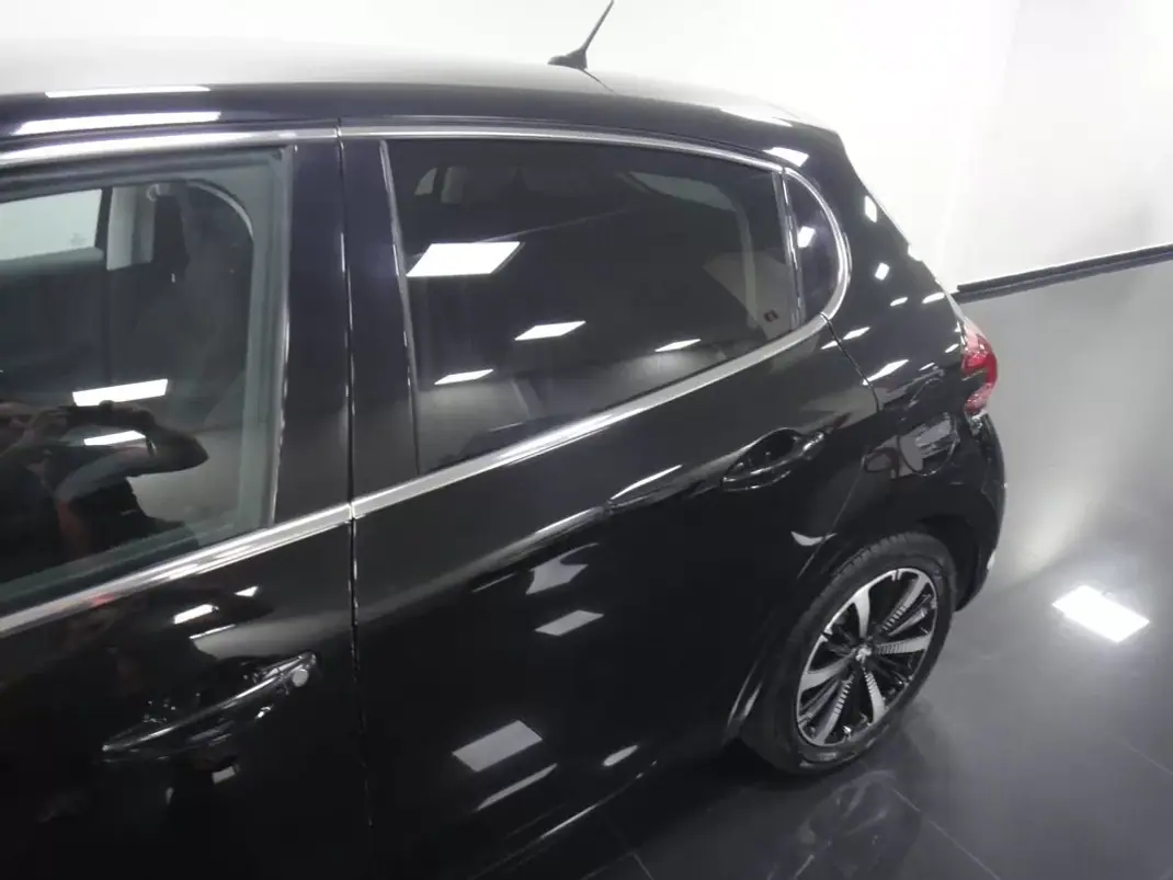Peugeot 208 2018 - 8900 EUR, 82000 km - AUTO.MOTO.pt - 82000km - foto 7 de 23
