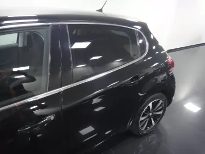 Peugeot 208 2018 - 8900 EUR, 82000 km - AUTO.MOTO.pt - 82000km - foto 7 de 23