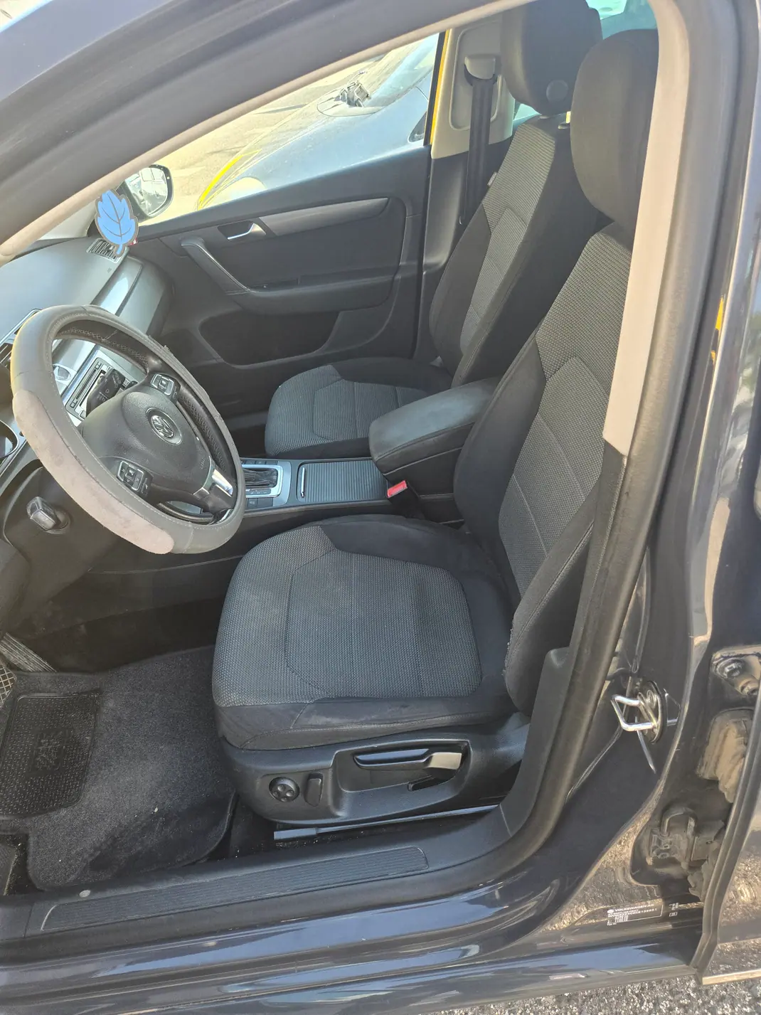 Volkswagen Passat Variant 2012 - 11000 EUR, 210000 km - AUTO.MOTO.pt - 210000km - foto 5 de 9