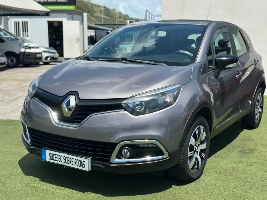 Renault Captur 2015 - 13990 EUR, 56433 km - AUTO.MOTO.pt - 56433km - foto 1 de 17