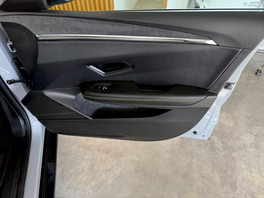 Renault Mégane E-Tech 2022 - 24999 EUR, 27000 km - AUTO.MOTO.pt - 27000km - foto 60 de 116