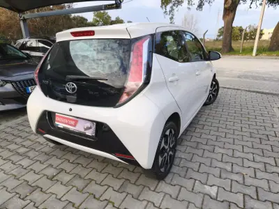 Toyota Aygo 2018 - 10900 EUR, 101000 km - AUTO.MOTO.pt - 101000km - foto 5 de 11