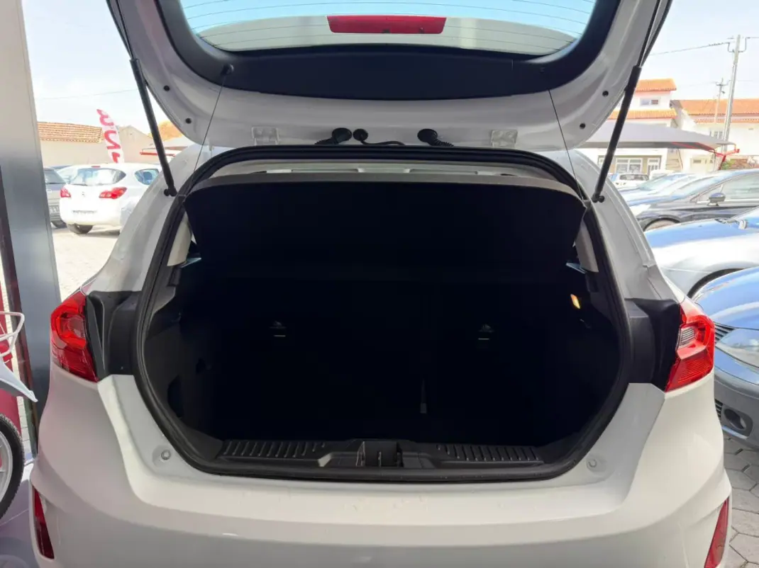 Ford Fiesta 2018 - 13500 EUR, 60152 km - AUTO.MOTO.pt - 60152km - foto 20 de 22