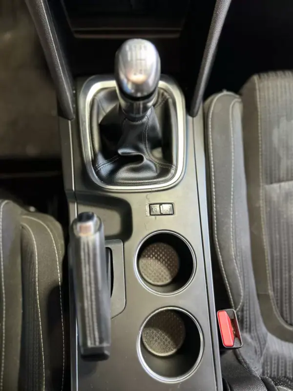 Renault Mégane 2019 - 14250 EUR, 135000 km - AUTO.MOTO.pt - 135000km - foto 32 de 37