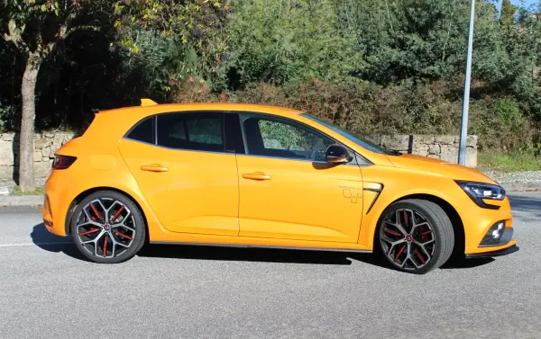 Renault Mégane 2019 - 43990 EUR, 42000 km - AUTO.MOTO.pt - 42000km - foto 5 de 41