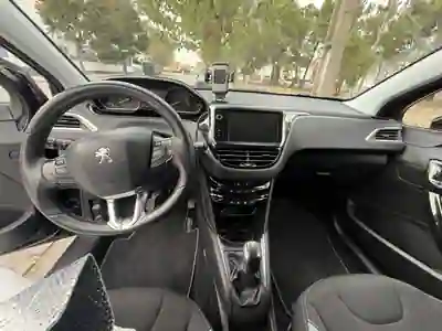 Peugeot 208 2014 - 7500 EUR, 127000 km - foto 6 de 9