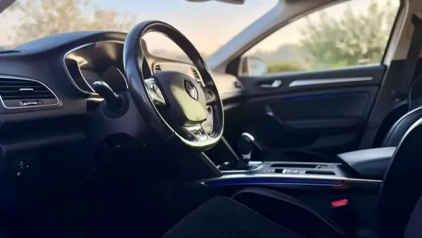 Renault Mégane 2019 - 14999 EUR, 99500 km - AUTO.MOTO.pt - 99500km - foto 12 de 20