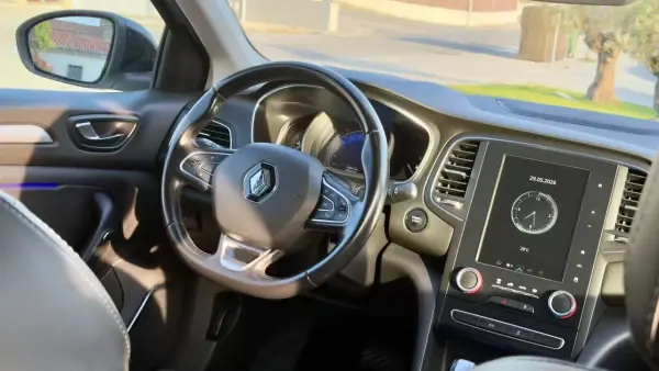 Renault Mégane 2019 - 14999 EUR, 99500 km - AUTO.MOTO.pt - 99500km - foto 15 de 20
