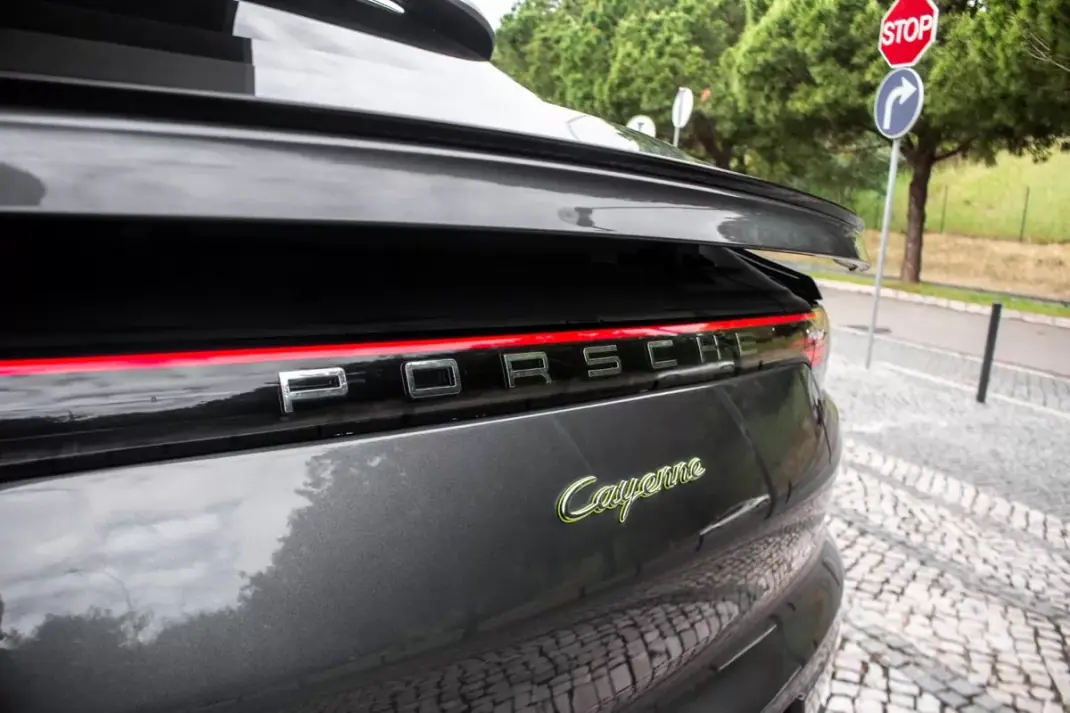 Porsche Cayenne Coupé 2020 - 69890 EUR, 126171 km - AUTO.MOTO.pt - 126171km - foto 12 de 45